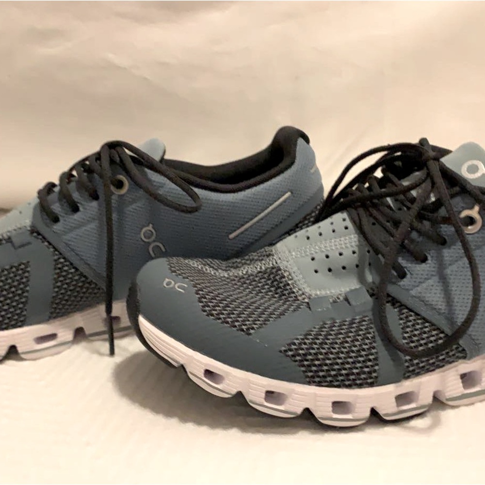 On Cloud running shoes: blue two-tone SIZE W7